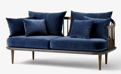 AndTradition Fly Sofa, 2-Sitzer, blaues Samtpolster, Holzrahmen. Bequemes Lounge Sofa für Wohnzimmer.